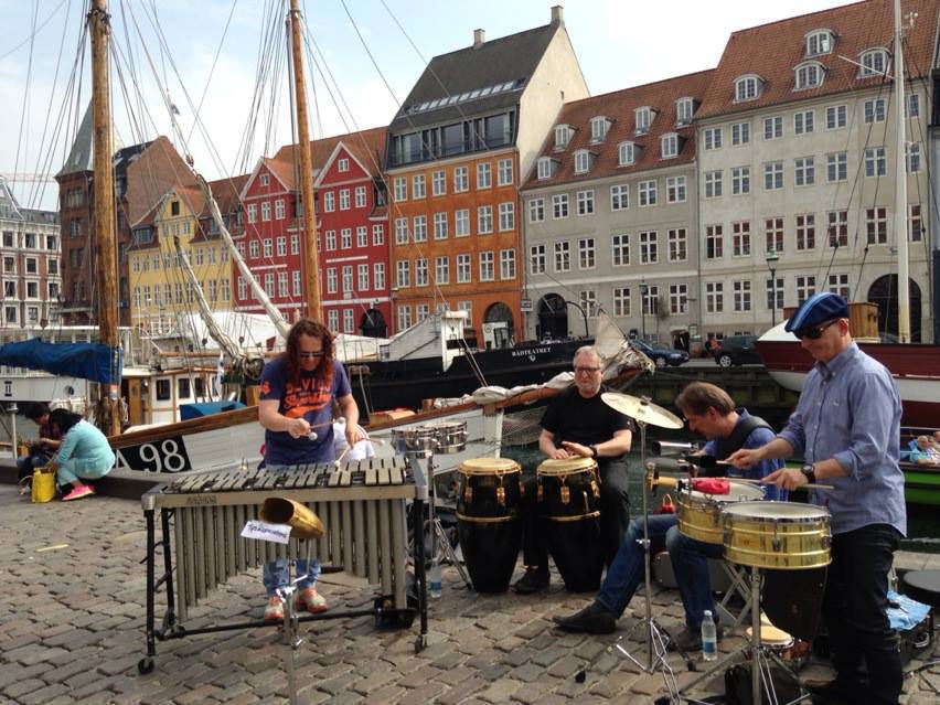 Latin Vibes – Classic Latin Jazz. 
Her spillende i Nyhavn København
